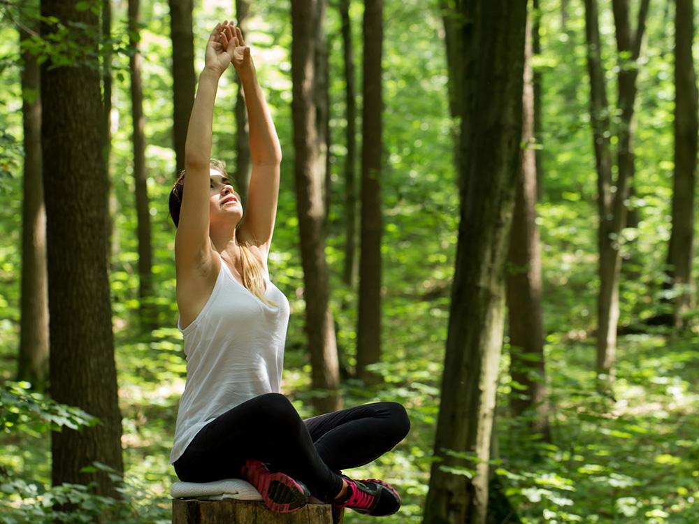Γυναίκα κάνει yoga στο δάσος